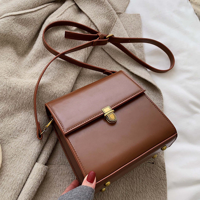 Simple Chic Messenger