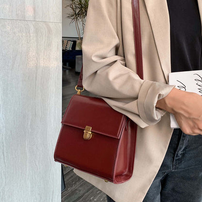 Simple Chic Messenger