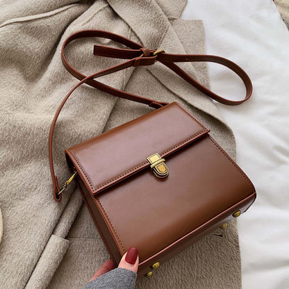 Simple Chic Messenger