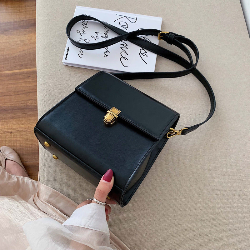 Simple Chic Messenger