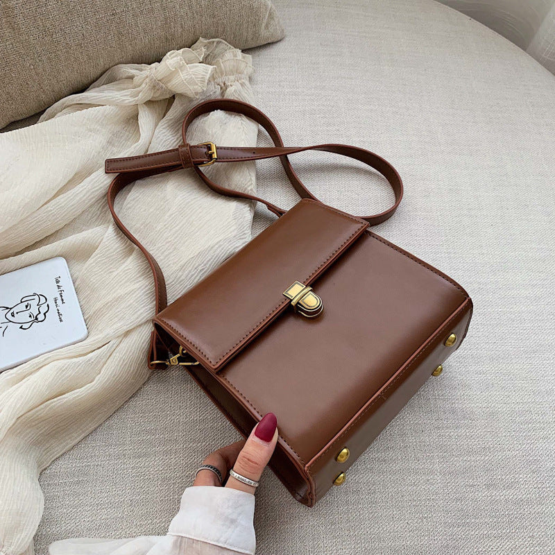 Simple Chic Messenger