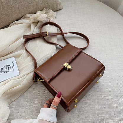 Simple Chic Messenger